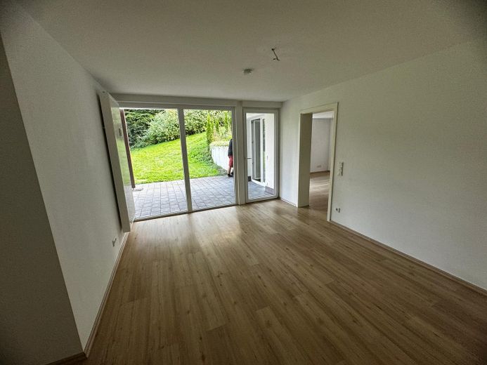 Schöne 3-Zimmer Wohnung mit Terasse und Garten – Wohnzimmer