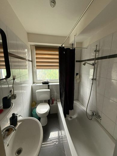 Attraktive Erdgeschosswohnung (2 Zimmer) mit Balkon & EBK in ruhiger Lage – Badezimmer