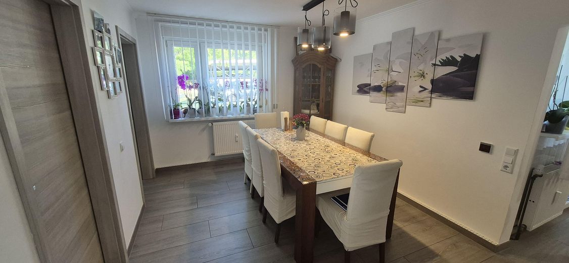 Appartement moderne de 4,5 pièces, 105 m², de plain-pied avec 2 balcons dans un cadre calme en lisière de forêt à Mühlacker – Esszimmer