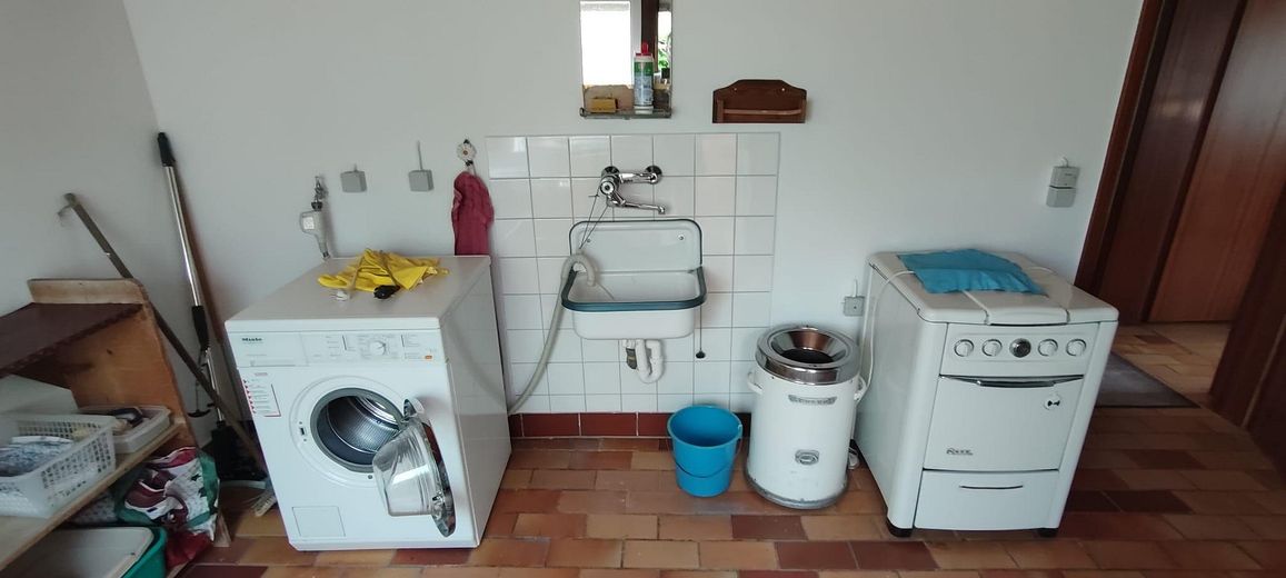 Einfamilienhaus mit Einliegerwohnung, Wintergarten, Garage und Gartenparadies auf 708 m2 – Waschküche EG
