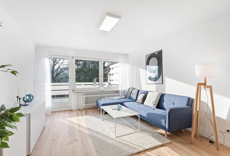 ***SOFORT BEZIEHBAR SCHÖNE 2-ZIMMER-WOHNUNG MIT TERRASSE IN STUTTGART VAIHINGEN DACHSWALD*** – WOHNBEREICH