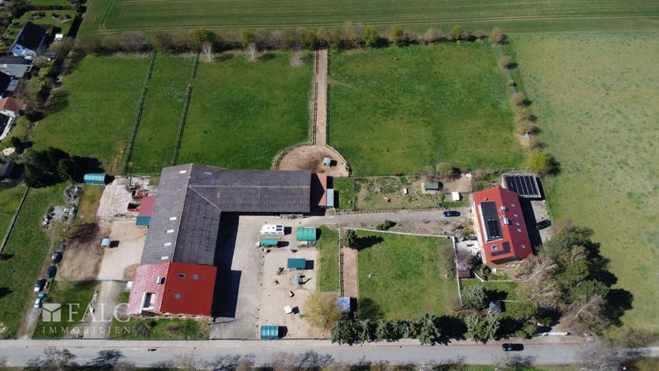 ***Mehrfamilienhaus &amp; Exklusiver Pferdehof mit Reitanlage auf ca 21.000 m² Grundstück*** – Außenansicht