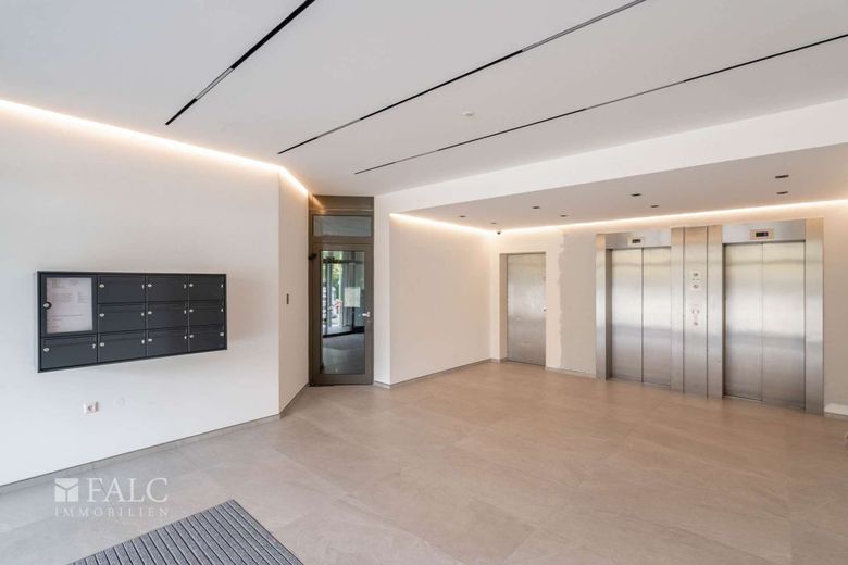 Modernisiertes Büro im 1.OG mit 10 TG-Stellplätzen / neben ADAC – Hauseingang - Liftanlage