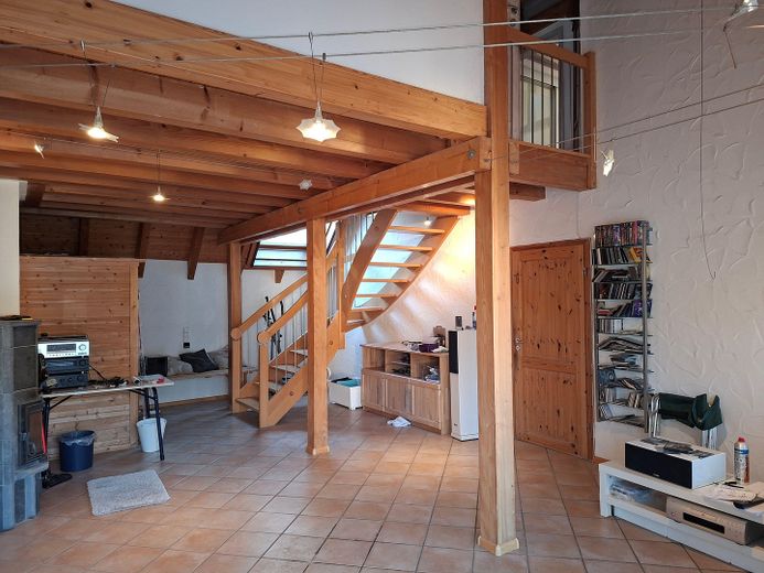 Großzügiges Einfamilienhaus in zentraler Lage in Herbolzheim – Wohnzimmer mit Galerie OG