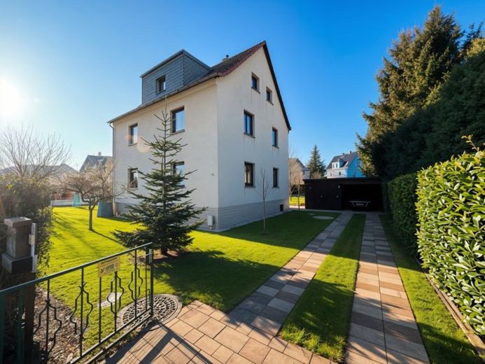 Vielseitiges Zweifamilienhaus mit Dachausbau und großzügigem Grundstück – Foto 1