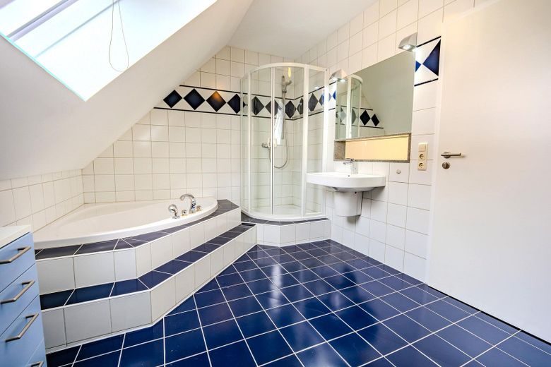 Attraktives Wohnen in Fürth-Vach: Gepflegtes Einfamilienhaus mit separater Einliegerwohnung – OG_Badezimmer
