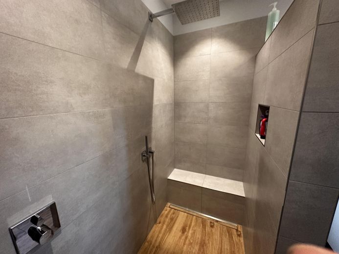 Modernes Einfamilienhaus in Feldrandlage – Regendusche
