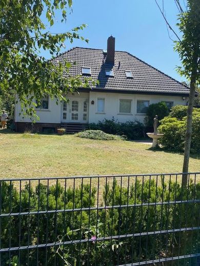 Idylisches Familienhaus direkt vom Eigentümer, provisionsfrei – Blick von Straße auf Haus