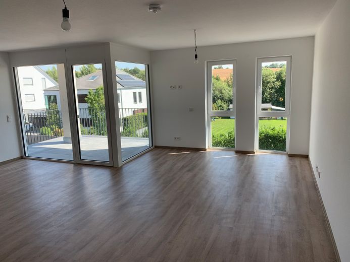 Premium 3-kamerappartement met 2 balkons, prachtig uitzicht en inbouwkeuken aan de rand van het veld! A+ – Wohnzimmer Fensterfront
