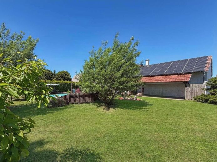 *Riserv.* Casa unifamiliare modernizzata con piscina e dotazioni di alta qualità. – Garten