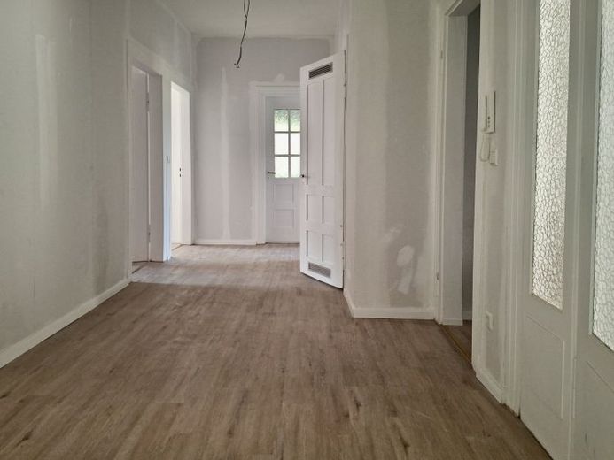 73728 Esslingen: Primo ingresso dopo la ristrutturazione. Moderno con il fascino di un edificio d’epoca. 3 locali + ampia cucina abitabile. 1° piano. – Foto 1
