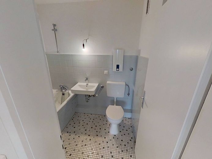 Schön geschnittene 2-Zimmer-Wohnung mit großem BALKON – Ansicht II: Bad