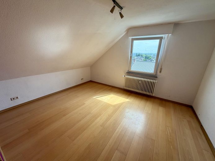 Feldkirchen | Semi-detached house with sunny balcony | 6 rooms | Garden | Quiet location – OG Schlafzimmer
