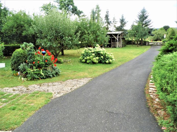 Einfamilienhaus mit großem Garten in Heldburg – Einfahrt mit Garten
