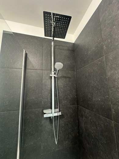 Moderne 2 Zimmer im kernsanierten Altbau – Dusche Detail
