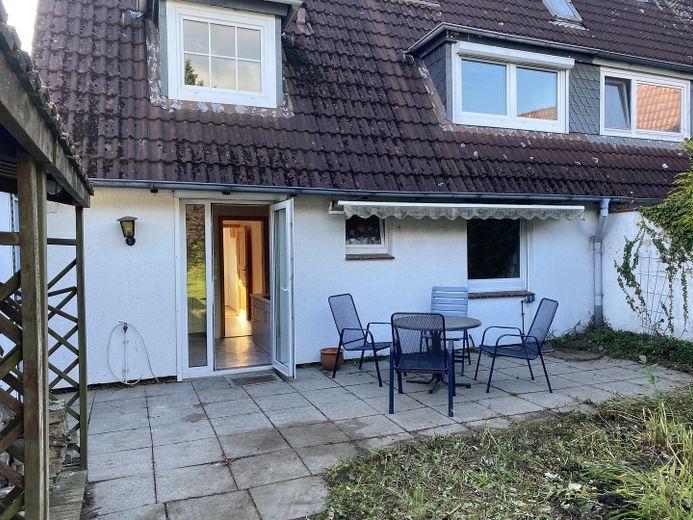 Freie Charmante Doppelhaushälfte mit großem Garten – Ideal für Familien oder Mehrgenerationenwohnen – Terrassenansicht