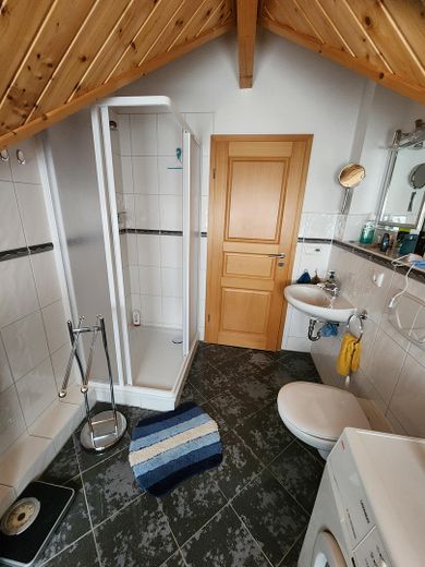 Ferienhaus mit eigenem Bootsliegeplatz – Bad 2