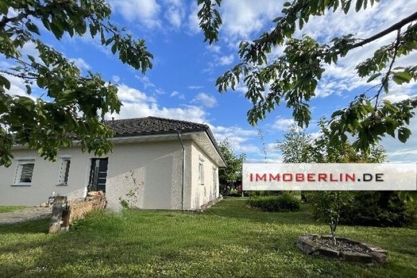 IMMOBERLIN.DE - Kırsal ve huzurlu bir konumda büyük güneşli bahçeye sahip harika bungalov