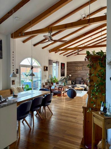 Stilvolles Landhaus mit vielseitig nutzbarer Werkstatt – Wohn- und Essbereich