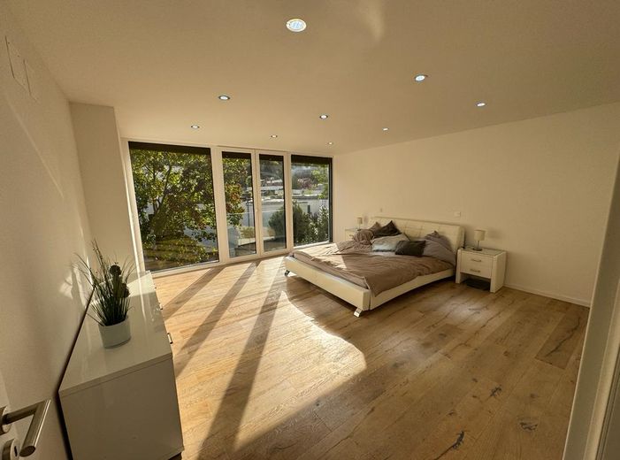 Modernes, großzügiges Einfamilienhaus mit Einliegerwohnung und Garage am Waldrand – Schlafzimmer