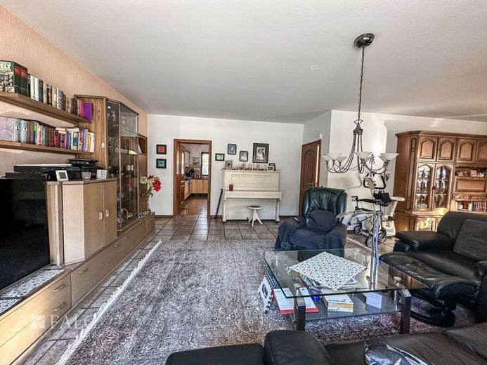 Spannender Bungalow mit Gewerbehalle und Zahnarztpraxis im wunderschönen Wipperfürth – Wohnzimmer
