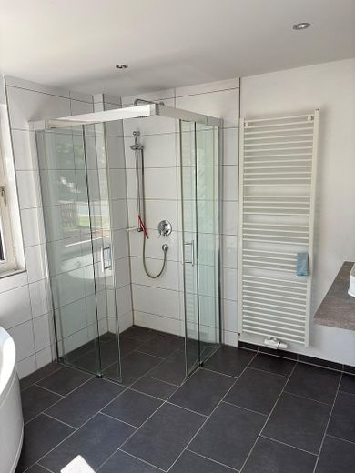 Freistehendes Einfamilienhaus mit Doppelgarage und schönem Garten – Foto 18