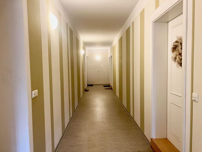 PROVISIONSFREI - BEZUGSFREIE 2-RAUMWOHNUNG MIT EINBAUKÜCHE – Hausflur
