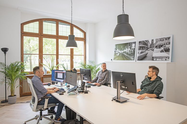 Laptop openen, meteen aan de slag: jullie gemeubileerde alles-in-één-kantoor aan de Stadtgarten – Benachbarter Coworking Raum