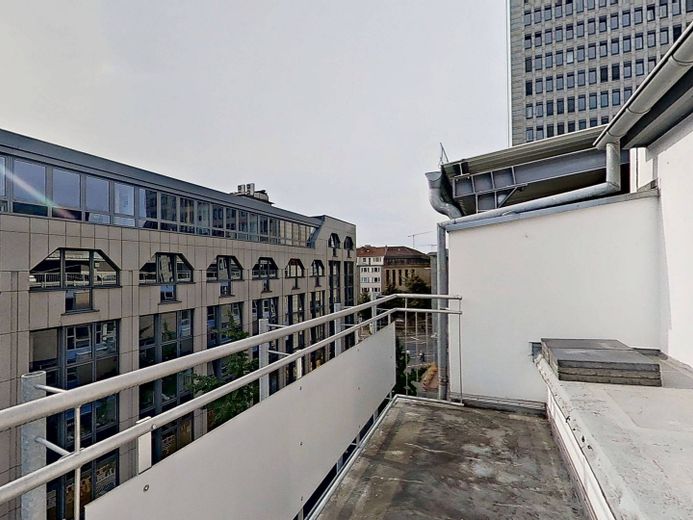 W pełni umeblowane 3-pokojowe mieszkanie z 2 BALKONAMI i kuchnią w zabudowie, w odległości spaceru od dzielnicy japońskiej – Ansicht II: Balkon I