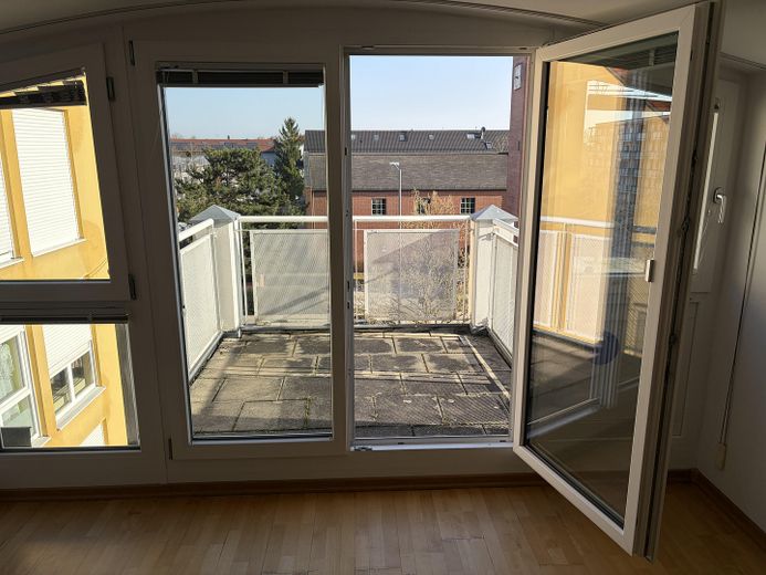 3 Zimmer Dachgeschosswohnung mit Sonnenterrasse und Balkon – Balkon