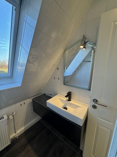 3-Zimmer-Dachgeschosswohnung mit Balkon + EBK in Maisach, Nutzfläche 151 qm, 5 Fußminuten zur S3 – Badezimmer mit Fenster