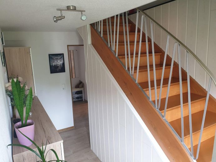 Einziehen, loskochen & wohlfühlen: Modernisiertes XL-Haus mit Traumküche, Komfort-Garage & Garten – EG-Flur/ Treppen 01