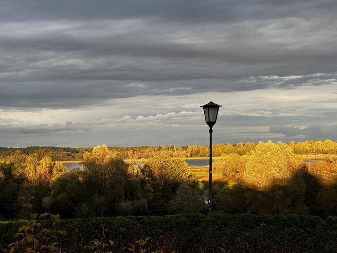 Modernes Einfamilienhaus mit freiem See- und Bergblick Nähe  Prien – Abendstimmung
