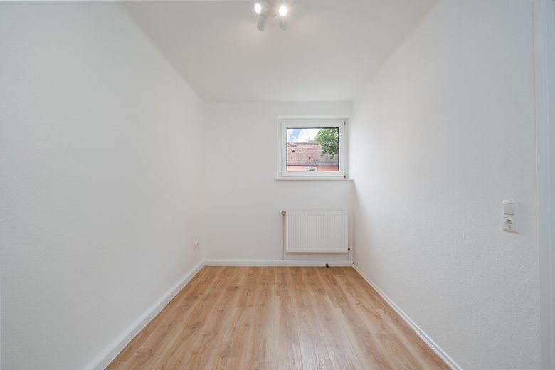No commission from the owner – renovated 3-room apartment with new kitchen – Kinder-/Arbeitszimmer