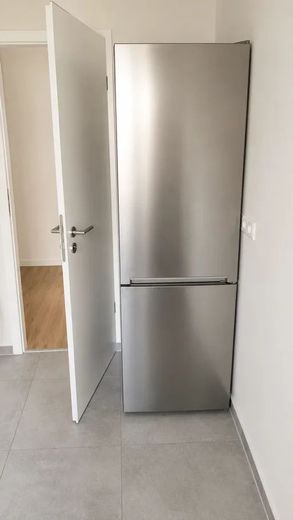 Ankastre mutfaklı, yeni yenilenmiş 2 odalı daire Nürnberg – hemen taşınmaya hazır – Kühlschrank