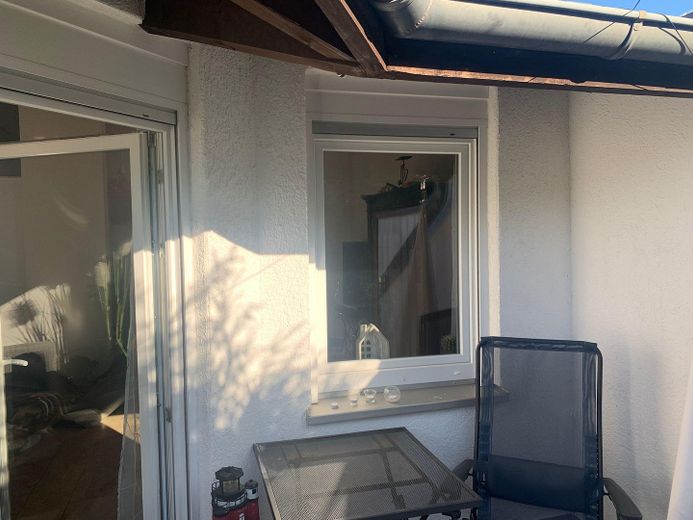5 Zimmer saniertes helles großzügiges Haus in 63263 Neu-Isenburg " Einzugsfertig" Energie D 110 – Balkon Wohnzimmer