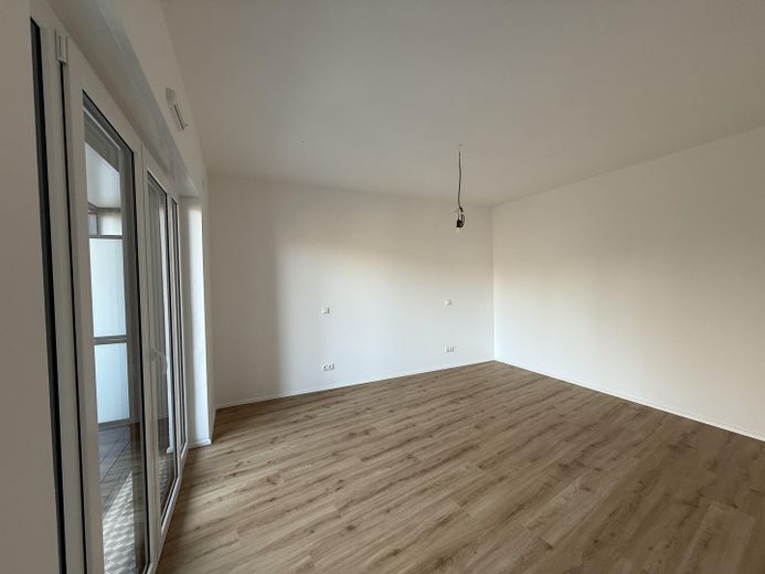 Moderne 2-Zimmer-Neubauwohnung 2026 mit Balkon & Blick ins Grüne in zentraler Lage – Schlafzimmer mit Balkonzugang