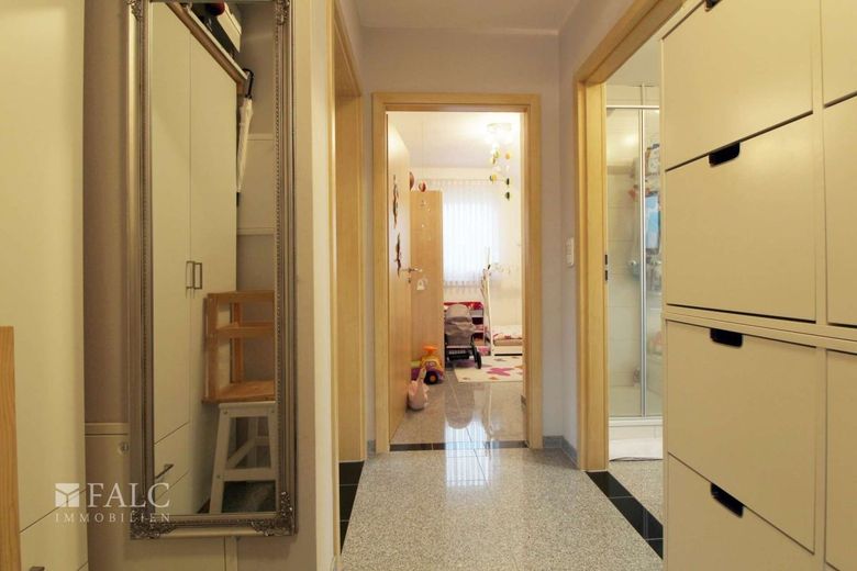 Hochwertig nach KFW Standard saniertes Dreifamilienhaus – DG Flur