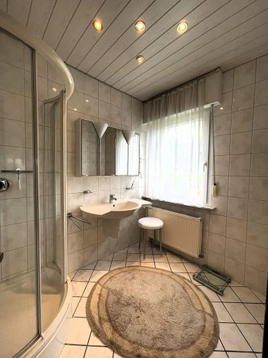 Badezimmer neben Schlafzimmer