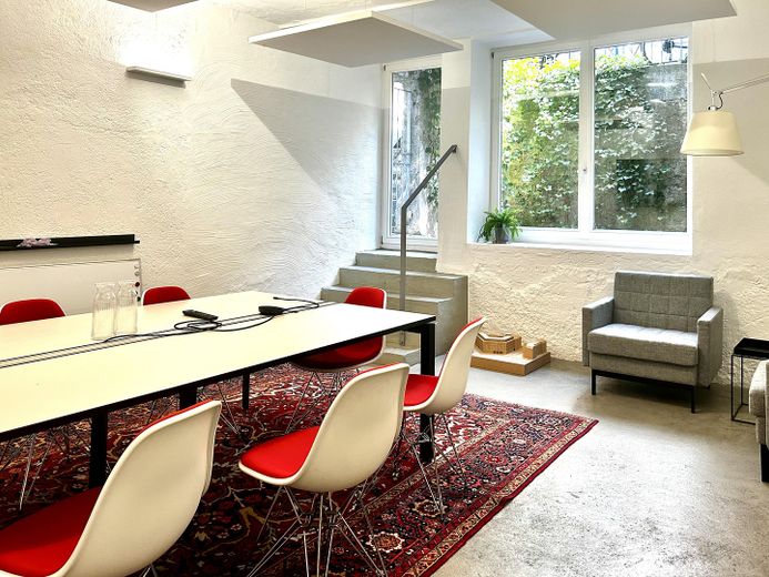 Coworkingwerkplek nabij Goetheplatz – vast bureau, all-inclusive vanaf 450 € – großer Besprechungsraum