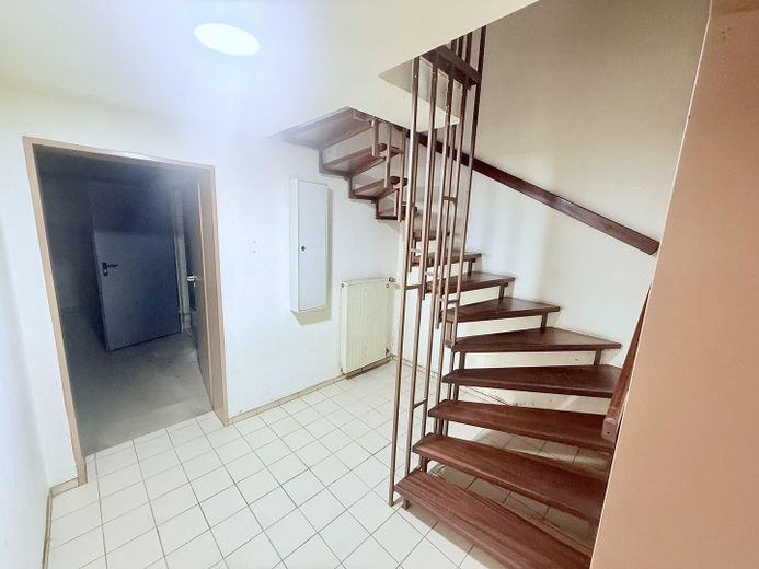 Yenilikler için sağlam bir temel - Modernize edilecek ebeveyn evi – Keller Diele Treppe