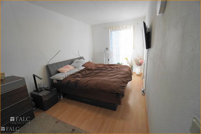 Familienglück in modernem, energieeffizientem Reihenmittelhaus – Elternschlafzimmer