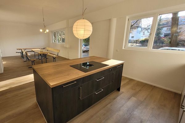 3-kamerappartement op de begane grond in moderne loftstijl / ingerichte keuken / kelder / parkeerplaats