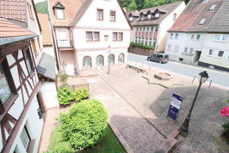 WRS Immobilien - Freudenberg - direkt im Zentrum + am Main - saniertes EFH mit Einzelgarage – Blick auf den Dorfplatz - vom Balkon