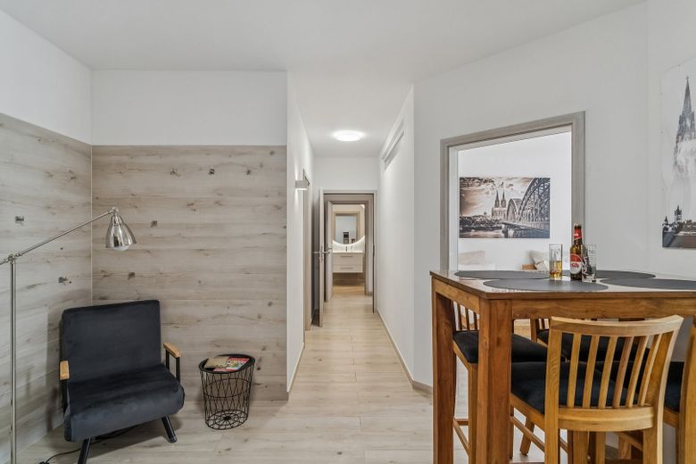 Villa Cologne - Investitionschance in zentraler Lage von 53340 Meckenheim bei Köln/Bonn – Fe-Wo 1 Essbereich