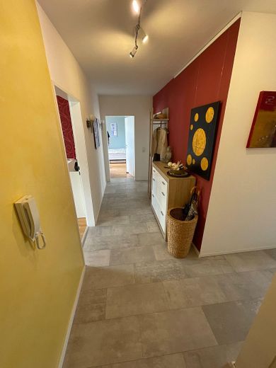Appartamento di proprietà curato e senza commissioni, con garage – Flur