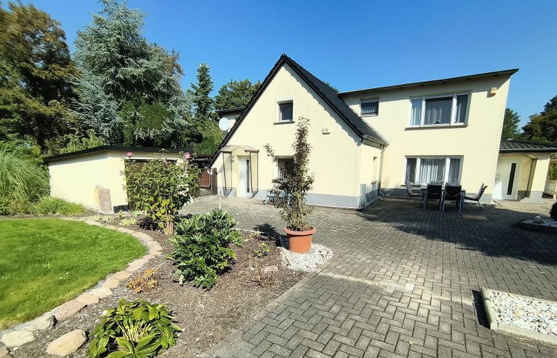 top Haus für zwei Familien, ruhige Lage, super Garten und Pool......Provisionsfrei – Haupteingang
