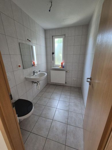 Von Privat: Reiheneckhaus in ruhiger Lage Schwarzenbruck / OT Lindelburg – EG Gäste-WC mit Fenster