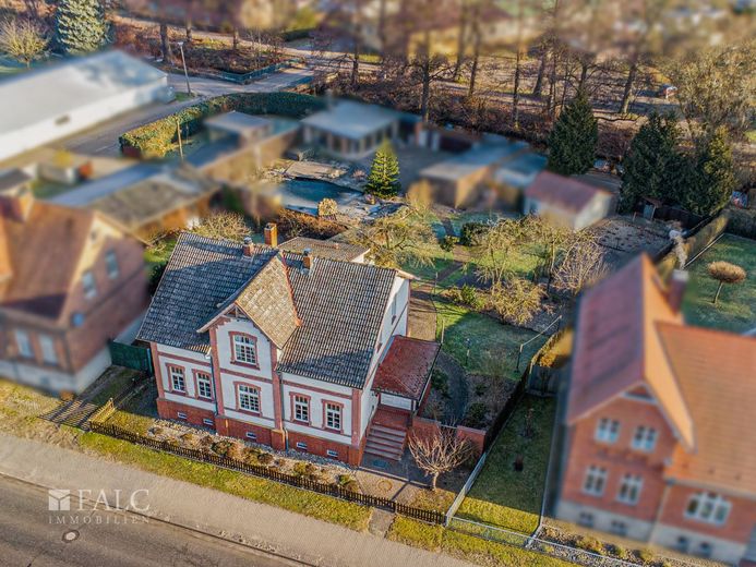 +++ Elegantes Zweifamilienhaus mit großem Garten, Badeteich inkl. Poolhaus +++ – Außenansicht