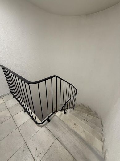 Attraktives Büro auf der Einkaufsstraße in Brühl – Büro Treppenhaus